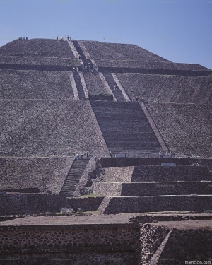 Una escalinata, de disposición ópticamente muy atractiva, conduce a la cima de la pirámide del Sol, que con sus 63 metros de altura, es la segunda más alta de México.