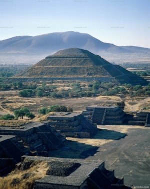La edificación más impactante en el recinto de los templos es la enorme pirámide del Sol, en la calzada de los Muertos, orientada teniendo en cuenta el trayecto del sol.